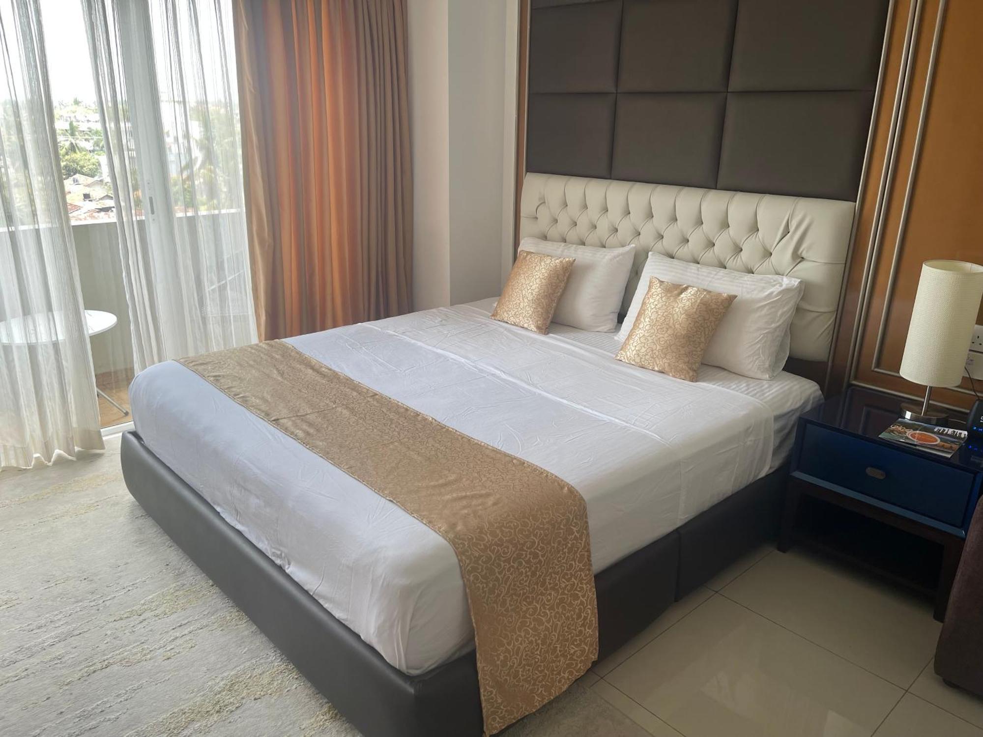 Ocean Breeze Sea View Luxury Apartments Negombo Bagian luar foto