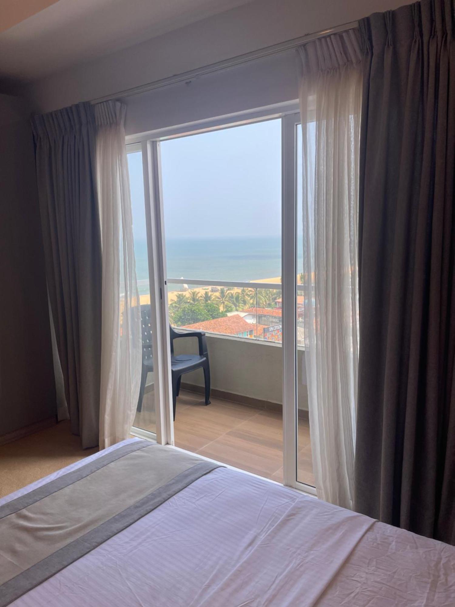Ocean Breeze Sea View Luxury Apartments Negombo Bagian luar foto