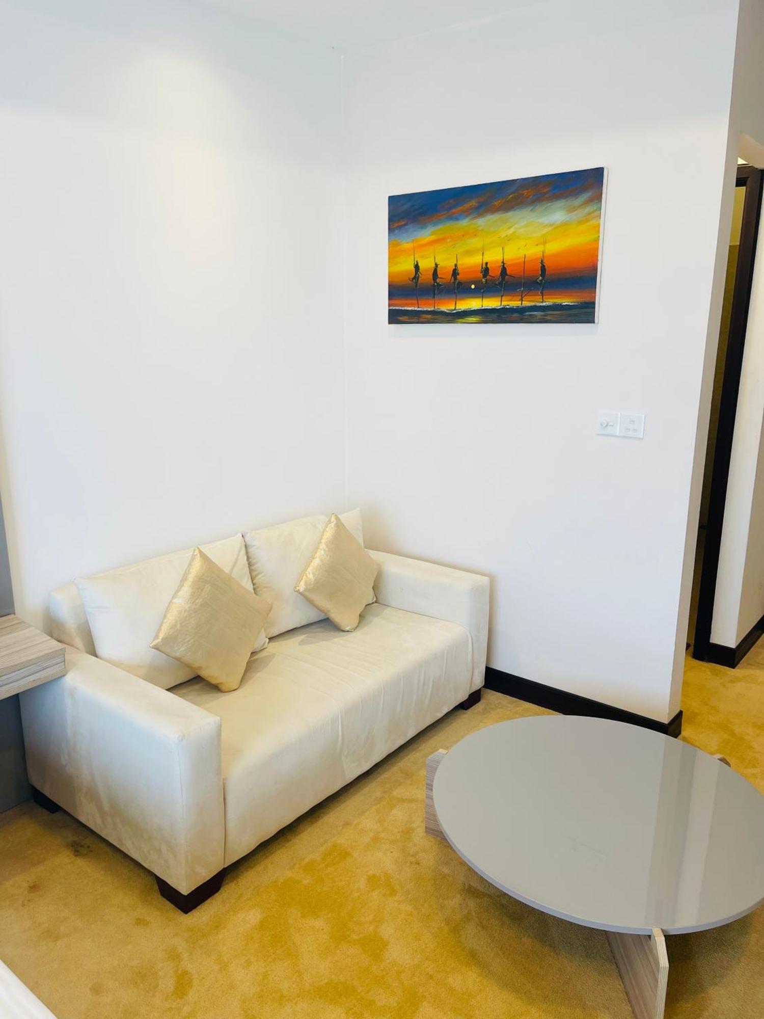 Ocean Breeze Sea View Luxury Apartments Negombo Bagian luar foto