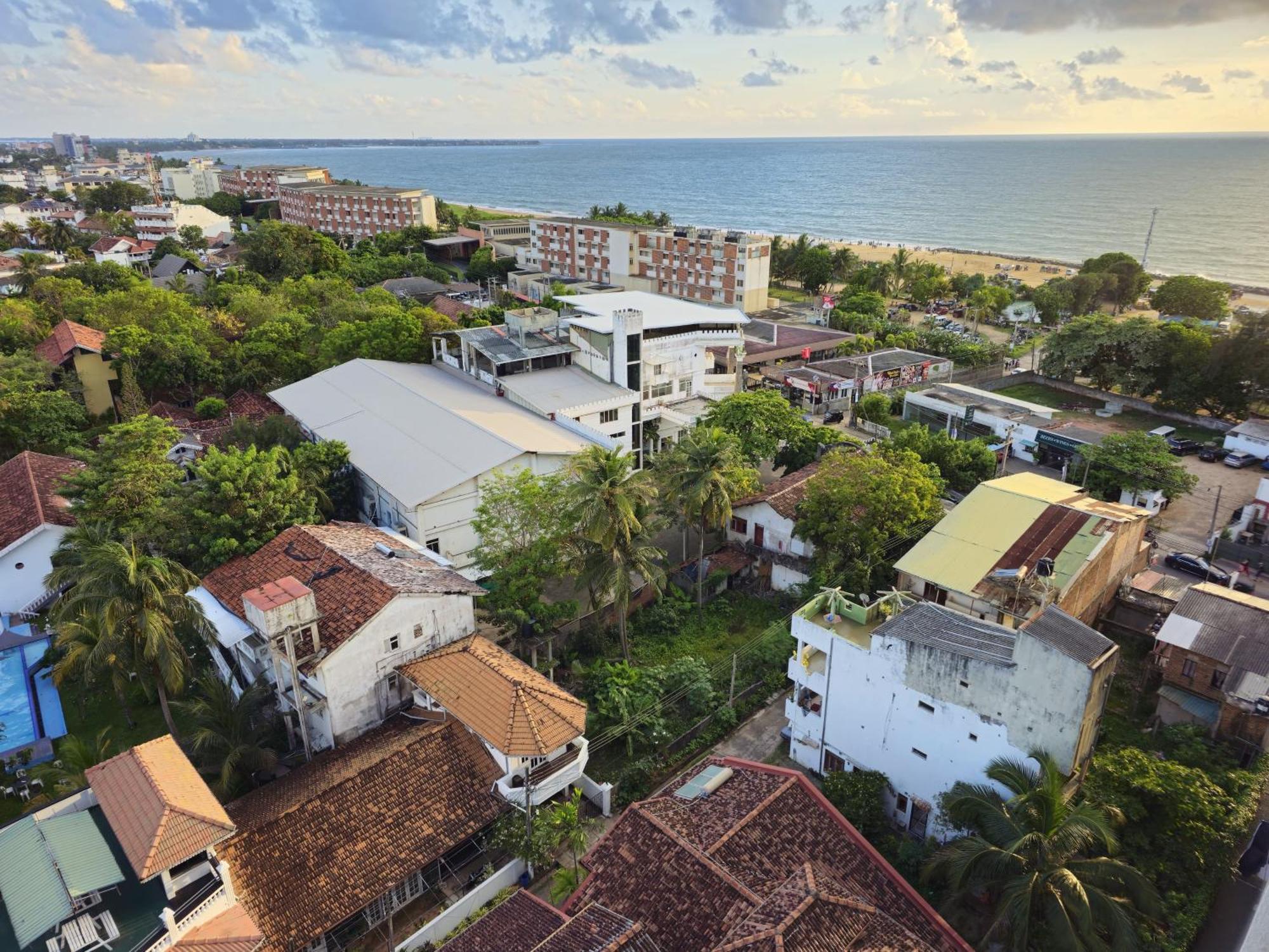 Ocean Breeze Sea View Luxury Apartments Negombo Bagian luar foto