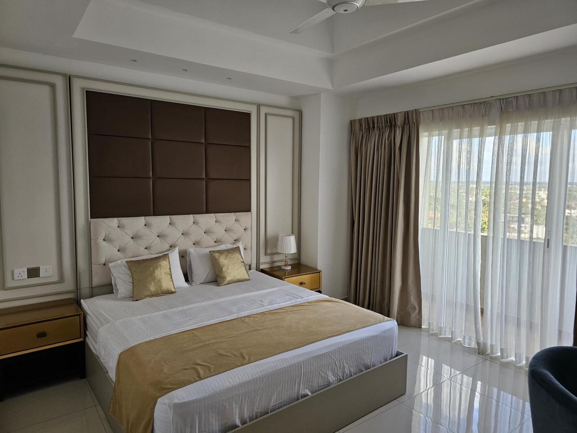 Ocean Breeze Sea View Luxury Apartments Negombo Bagian luar foto