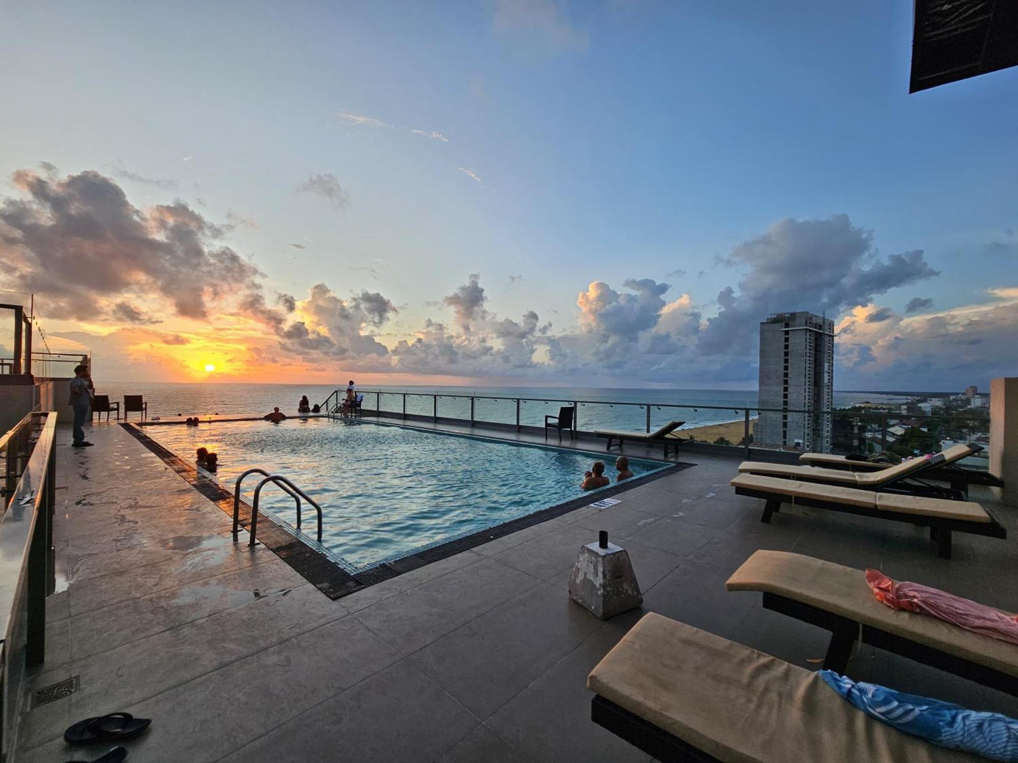 Ocean Breeze Sea View Luxury Apartments Negombo Bagian luar foto