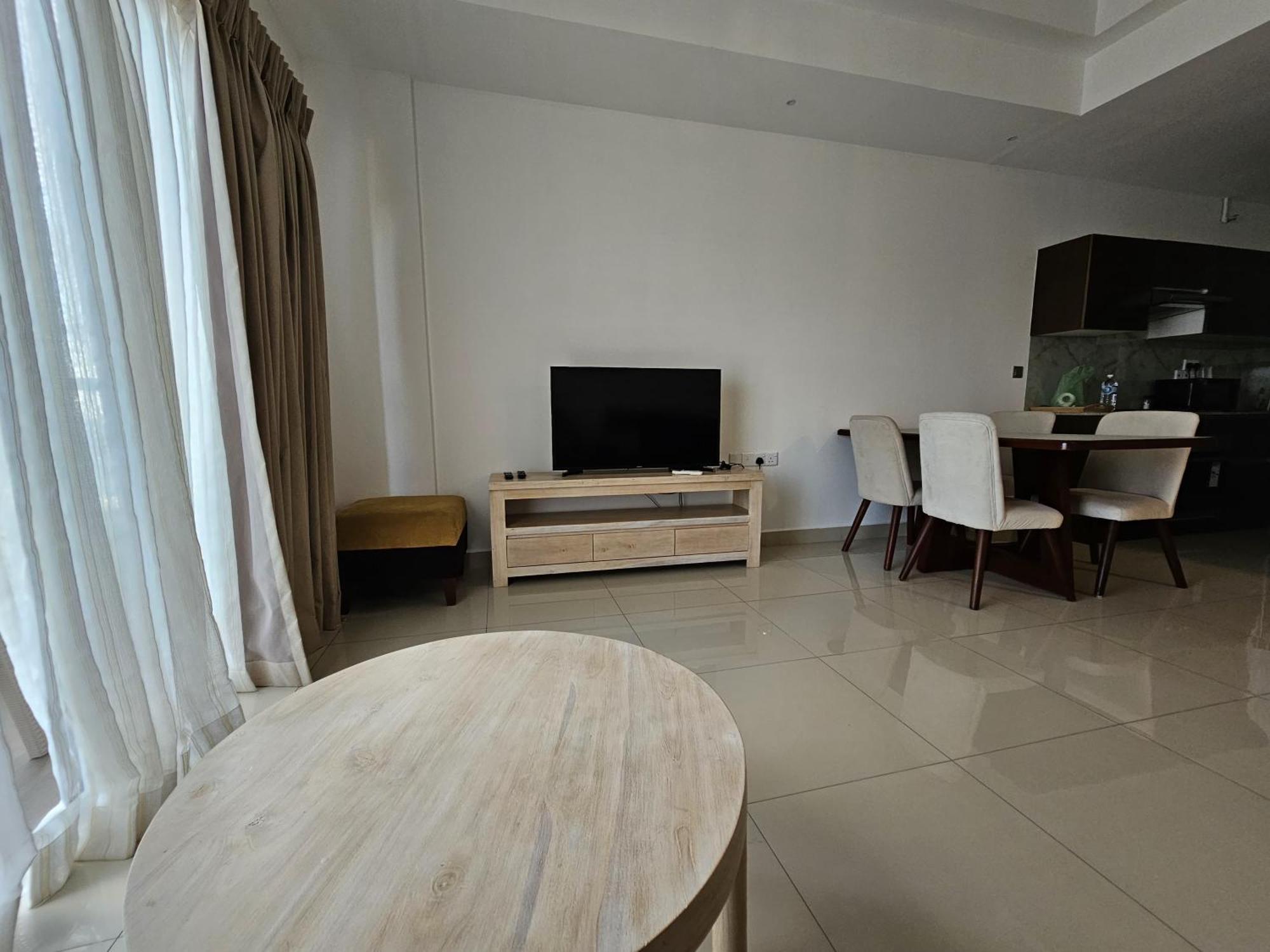 Ocean Breeze Sea View Luxury Apartments Negombo Bagian luar foto