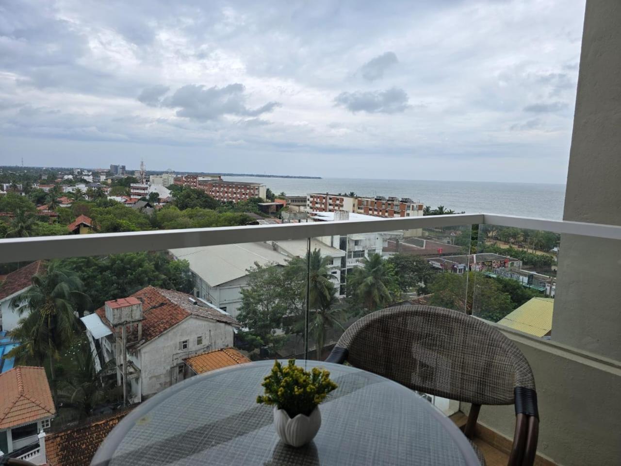Ocean Breeze Sea View Luxury Apartments Negombo Bagian luar foto